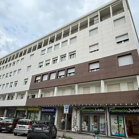 Guesthost - Darsena Luminous & Cozy דירה פררה