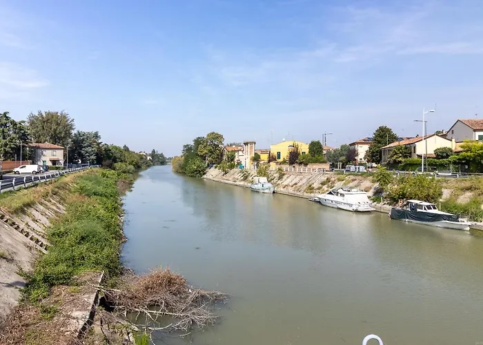 Guesthost - Darsena Luminous & Cozy פררה