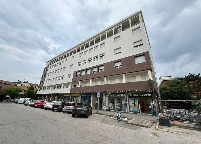 Guesthost - Darsena Luminous & Cozy * פררה